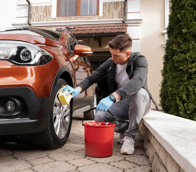 Lavage auto à domicile Villard-Sallet : professionnel intervenant sur un véhicule